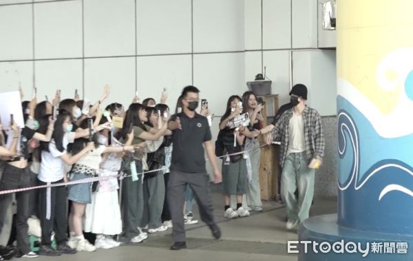 ▲▼ 直擊／大咖韓星齊聚高雄！KPOP拼盤開唱倒數　Mark抵達「雙手收禮物」親切寵粉。（圖／記者劉亮亨攝）