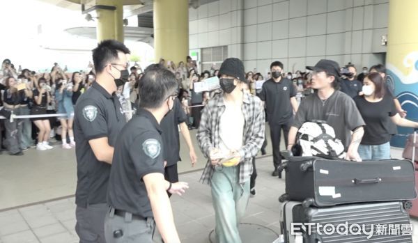 ▲▼ 直擊／大咖韓星齊聚高雄！KPOP拼盤開唱倒數　Mark抵達「雙手收禮物」親切寵粉。（圖／記者劉亮亨攝）