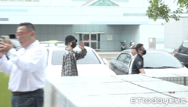 ▲▼ 直擊／大咖韓星齊聚高雄！KPOP拼盤開唱倒數　Mark抵達「雙手收禮物」親切寵粉。（圖／記者劉亮亨攝）