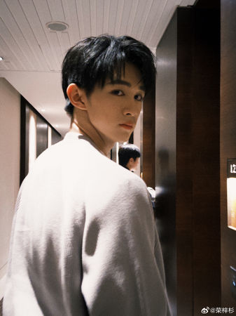 ▲▼19歲陸劇男星爆病危首發聲！榮梓杉「運動後身體不適」。（圖／翻攝自微博）