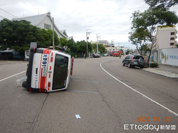 ▲▼1輛BMW急奔醫院要探視妻子，不料途中竟撞翻救護車。（圖／民眾提供，下同）