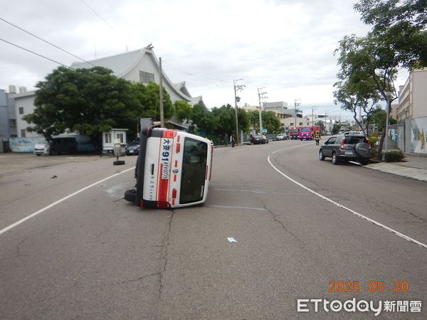 ▲▼1輛BMW急奔醫院要探視妻子，不料途中竟撞翻救護車。（圖／民眾提供，下同）