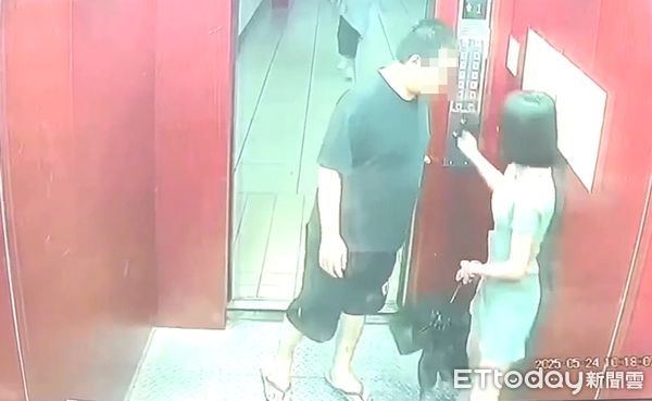 ▲游男帶著酒意尾隨女子進電梯，竟然猛盯拉手騷擾。（圖／翻攝至記者爆料網）