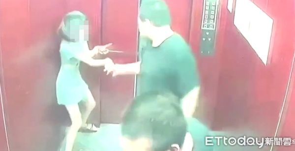 ▲游男帶著酒意尾隨女子進電梯，竟然猛盯拉手騷擾。（圖／翻攝至記者爆料網）