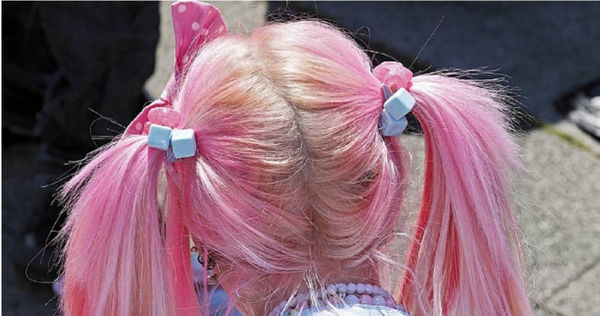 帶小五女兒去染髮！老師突傳訊「希望染回黑色」　家長傻眼：為什麼要？
