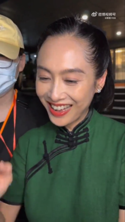 ▲▼朱茵近距離被粉絲直拍，53歲真實狀態引發關注。（圖／翻攝自微博）