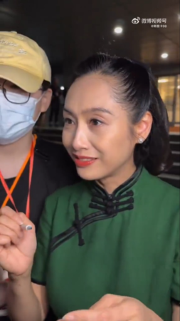 ▲▼朱茵近距離被粉絲直拍，53歲真實狀態引發關注。（圖／翻攝自微博）