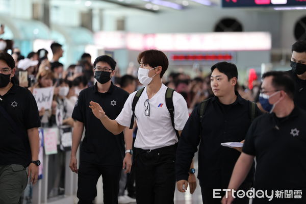 ▲▼ 直擊／雙男神抵高雄！SHOWNU胸肌炸出白色上衣　池昌旭衝向粉絲全場瘋掉。（圖／讀者提供）