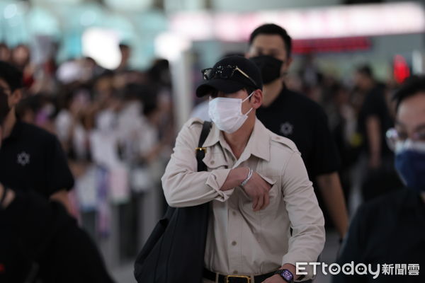 ▲▼池昌旭走向粉絲拿信。（圖／讀者提供）