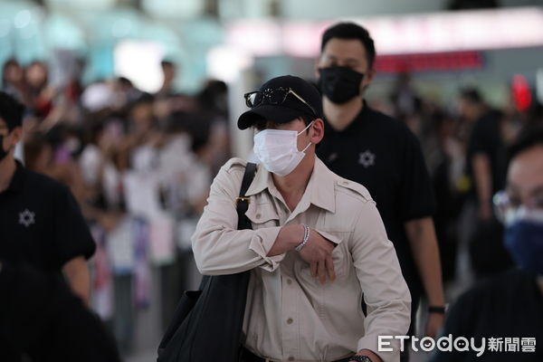 ▲▼ 直擊／雙男神抵高雄！SHOWNU胸肌炸出白色上衣　池昌旭衝向粉絲全場瘋掉。（圖／讀者提供）