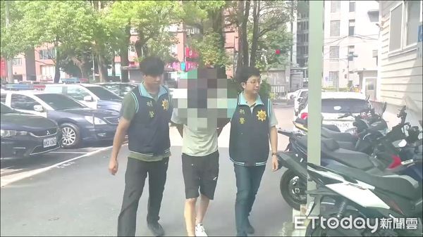 ▲警方埋伏機車旁，徐男現身騎車警員立即上前逮捕。（圖／記者陸運陞翻攝）