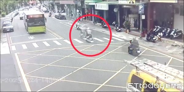 ▲警方埋伏機車旁，徐男現身騎車警員立即上前逮捕。（圖／記者陸運陞翻攝）