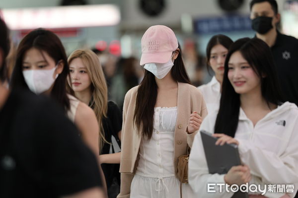 ▲▼ ▲▼直擊／IVE兪眞搶先現身！全員巴掌臉震撼全場　粉絲尖叫：美到重播10次。（圖／讀者提供）