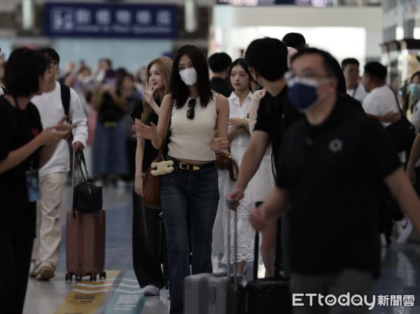 ▲▼ ▲▼直擊／IVE兪眞搶先現身！全員巴掌臉震撼全場　粉絲尖叫：美到重播10次。（圖／讀者提供）