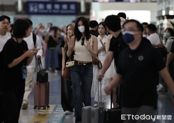 ▲▼ ▲▼直擊／IVE兪眞搶先現身！全員巴掌臉震撼全場　粉絲尖叫：美到重播10次。（圖／讀者提供）