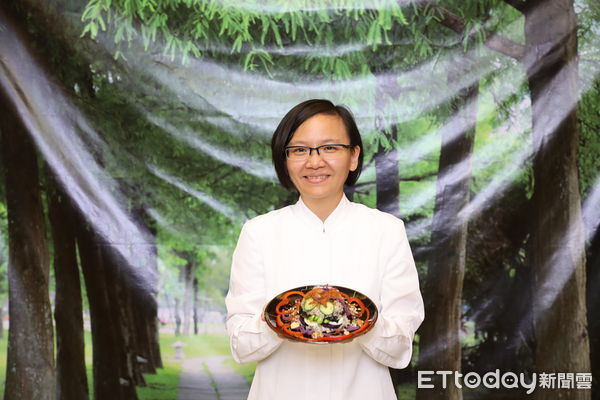 ▲▼營養師蘇真瑩表示，蔬喜蛋糕以壽司為靈感，結合端午節慶意涵與健康飲食原則，清涼的口感提供一種少油、低負擔的新選擇。（圖／慈濟醫學中心提供，下同）