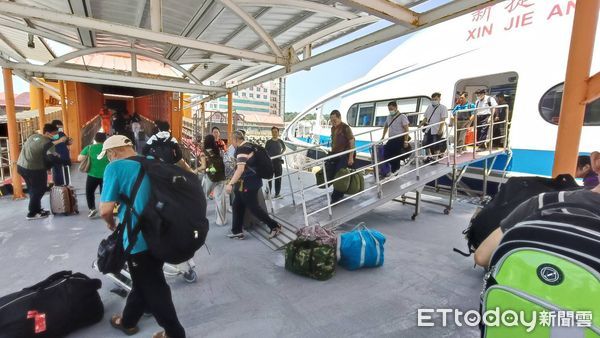 ▲端午连假首日，金门小三通航线进入客流高峰，一早码头涌现人潮，造成部分班次爆满。 （图/记者林名扬翻摄）
