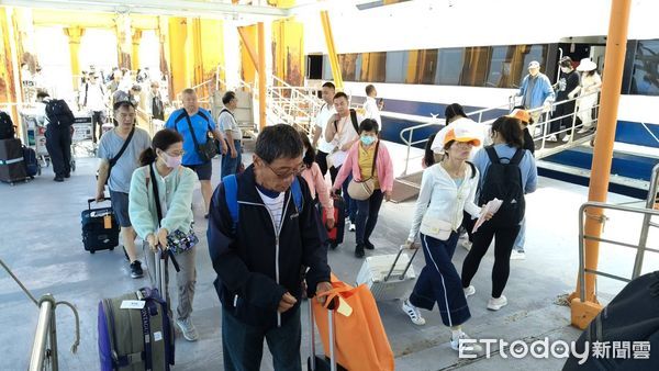 ▲端午連假首日，金門小三通航線進入客流高峰，一早碼頭湧現人潮，造成部分班次爆滿。（圖／記者林名揚翻攝）