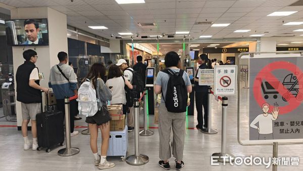 ▲端午連假首日，金門小三通航線進入客流高峰，一早碼頭湧現人潮，造成部分班次爆滿。（圖／記者林名揚翻攝）