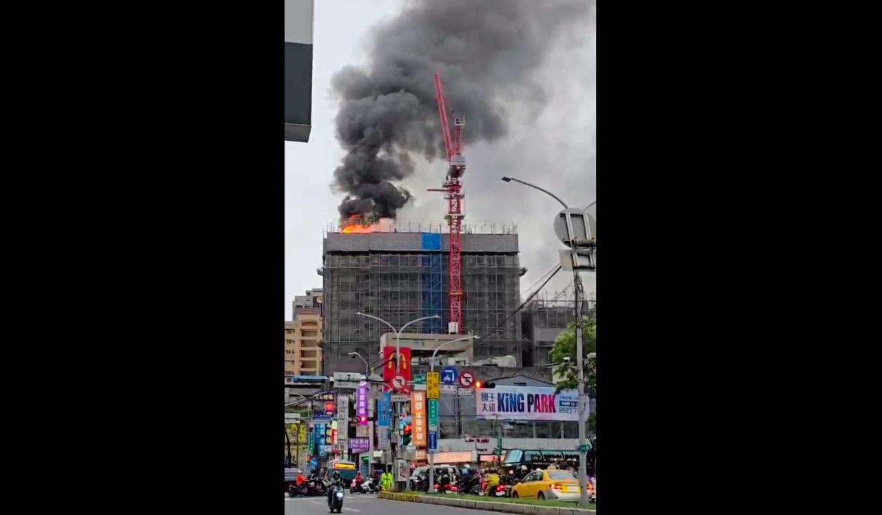 快訊／下班注意！新莊中正路工地頂樓竄火煙　周邊交通嚴重阻塞