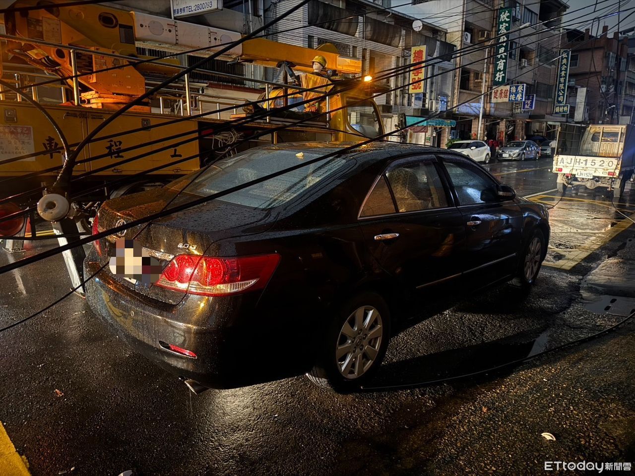 快訊／端午連假首日遇停電！台中大雨電桿倒塌　上百戶摸黑待復電