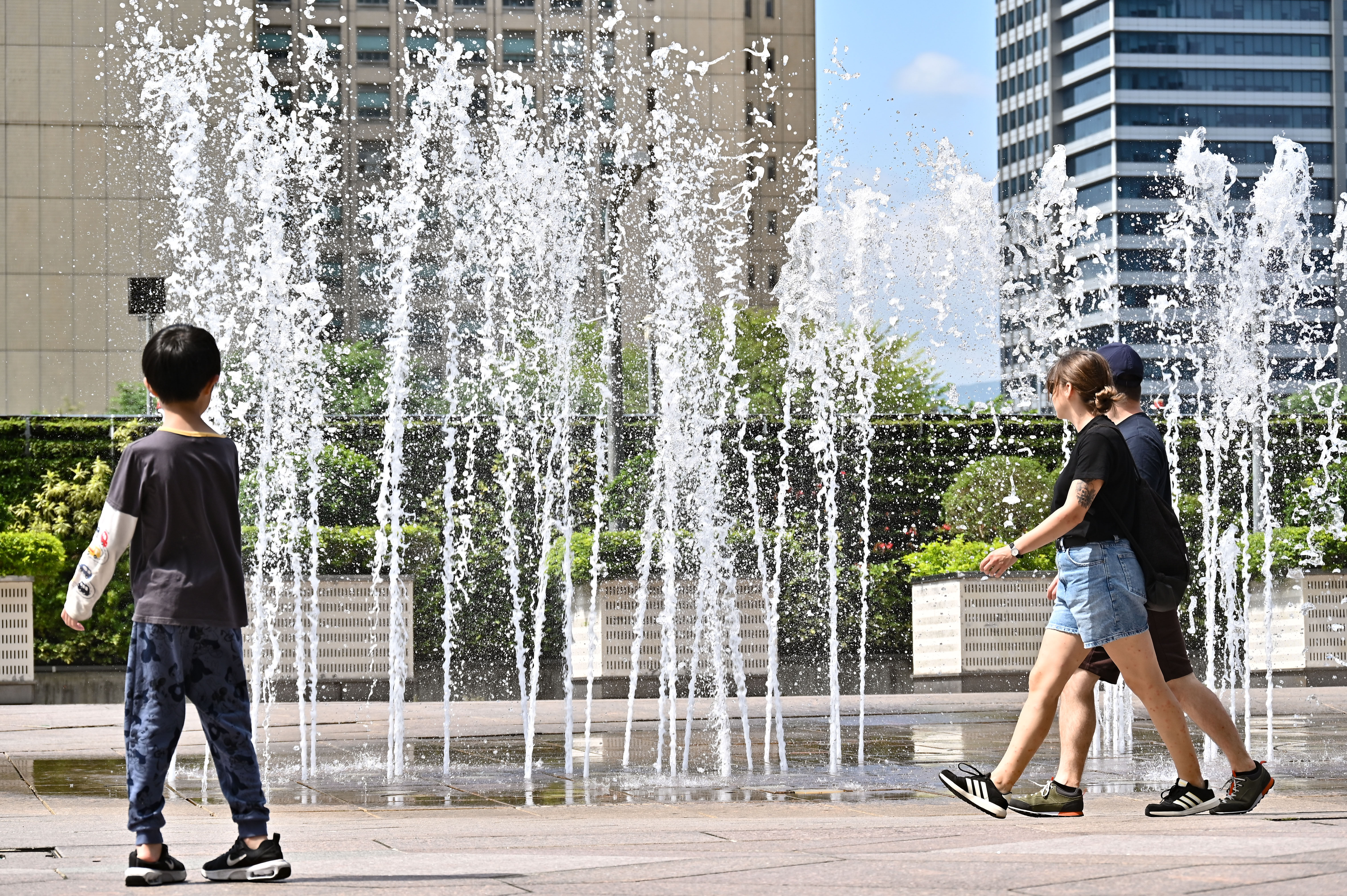 ▲▼熱浪,陽光,夏日,夏天,炎熱,兒童,孩童,暑假,天氣,極端氣候,高溫警示,中暑,酷暑,烈日,防曬,公園噴水池,戲水,悶熱,短袖,曬傷,天氣配圖。（圖／記者李毓康攝）