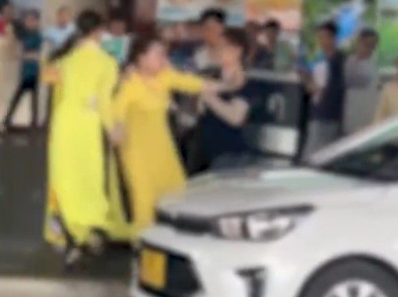 ▲▼越南富國機場又出事！2女員工大廳爆扯髮衝突　畫面瘋傳。（圖／翻攝自X／@vincent31473580）