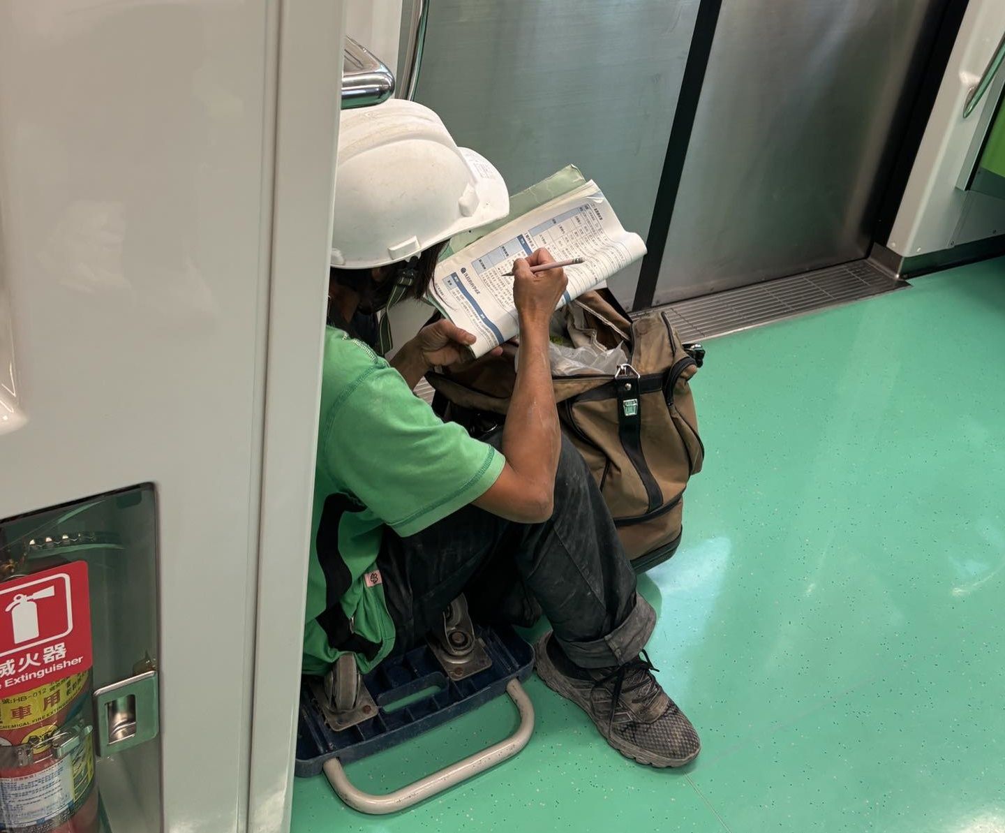 ▲▼女工人蹲台中捷運車廂苦讀！1張照讓12萬網友動容。（突／翻攝自李威立臉書）