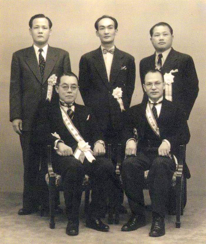 ▲▼1956年成立台灣共和國合影，前排左一為廖文毅。（圖／翻攝維基百科）