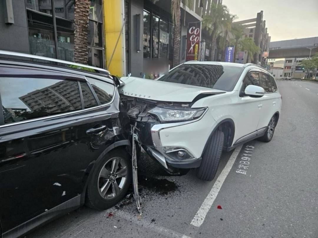 ▲▼溫姓女開車行經高鳳一路時，不明原因突然向右偏移，直接撞上路邊停車格內的兩輛自小客車。所幸，並無造成人員受傷。（圖／記者吳世龍翻攝）