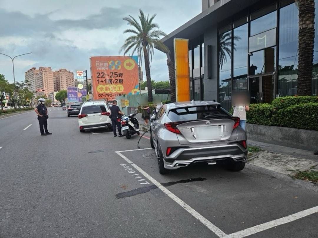 ▲▼溫姓女開車行經高鳳一路時，不明原因突然向右偏移，直接撞上路邊停車格內的兩輛自小客車。所幸，並無造成人員受傷。（圖／記者吳世龍翻攝）