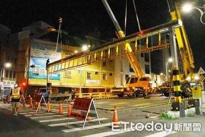 鐵路高架預鑄護欄吊裝動工　 嘉義北興陸橋夜間封閉施工時段曝