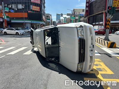 快訊/台南車禍! 小客車失控「90度側翻」躺路中