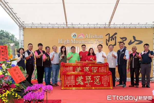 ▲▼  114年春季優良茶競賽頒獎暨展售促銷 翁章梁贈匾   。（圖／嘉義縣政府提供）