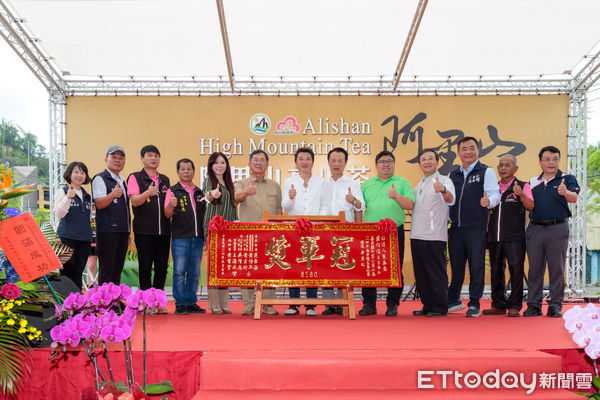 ▲▼  114年春季優良茶競賽頒獎暨展售促銷 翁章梁贈匾   。（圖／嘉義縣政府提供）