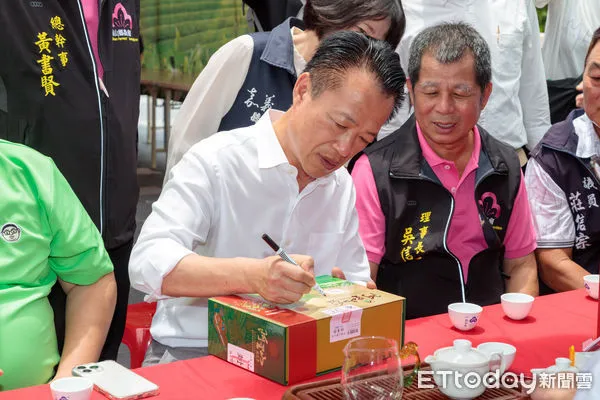 ▲▼  114年春季優良茶競賽頒獎暨展售促銷 翁章梁贈匾   。（圖／嘉義縣政府提供）