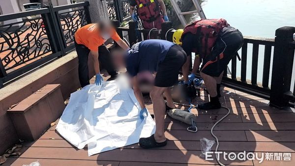 ▲台南市安平區慶平路運河內傳出溺水案，消防人員救起52歲謝姓女子，惟入已明顯死亡。（民眾提供）