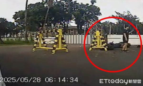 ▲▼空軍屏東基地門前發生離奇自撞死亡車禍。（圖／記者陳崑福翻攝）