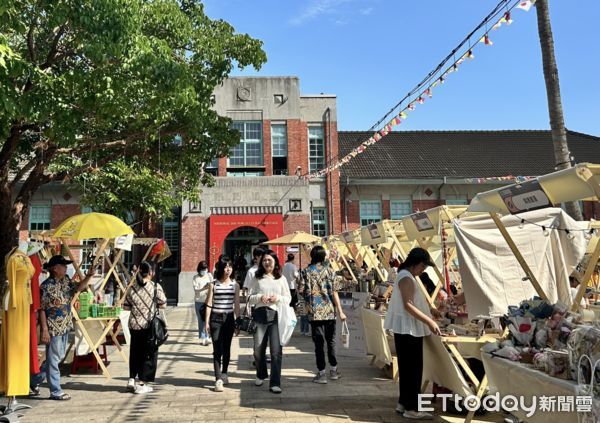 ▲文化觀光處今日在「行啟記念館」前草皮廣場，舉辦《斗六藝文潮市集新住民異國文化美食市集》，聚焦「多元文化交流」打造融合異國風味與在地人情的美食文化盛典。（圖／記者游瓊華翻攝）