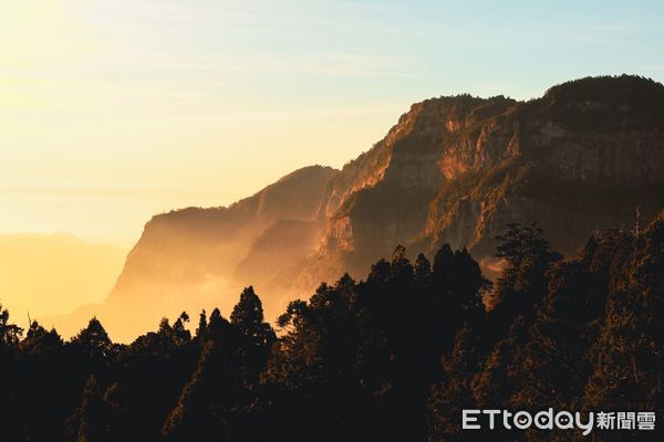 ▲▼   避暑季來臨，〈國家地理雜誌〉推薦賞日出小火車、森林SPA秘境阿里山賓館推3天2夜享5折快閃優惠，搭火車可享台日知名雙鐵限時優惠          。（圖／記者翁伊森翻攝）