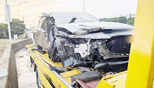 ▲魏姓男子今天凌晨駕車行經國一南下楊梅休息站時，不慎自撞分隔島肇事，國道二隊到場處理，肇事輛車頭嚴重毀損。（圖／國道二隊提供）