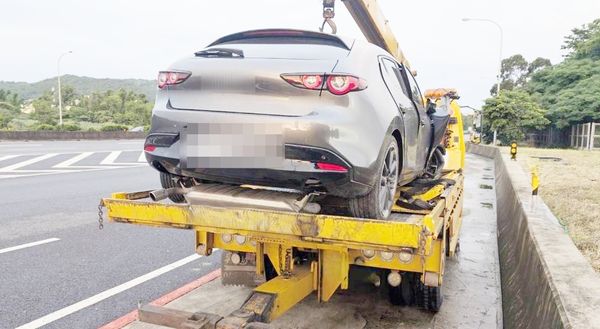 ▲魏姓男子今天凌晨駕車行經國一南下楊梅休息站時，不慎自撞分隔島肇事，國道二隊將肇事輛拖回隊部處理。（圖／國道二隊提供）