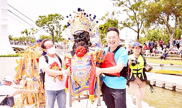 ▲桃園市副市長蘇俊賓今天帶領市府團隊迎接Q版神將大仙尪藝團，下場龍潭大池進行龍舟宣傳賽。（圖／市府新聞處提供）