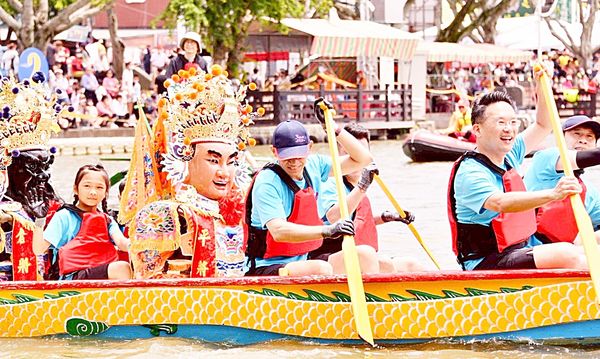 ▲桃園市副市長蘇俊賓今天帶領市府團隊、Q版神將大仙尪藝團下場龍潭大池進行龍舟宣傳賽。（圖／市府新聞處提供）