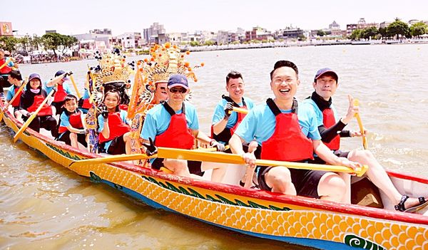 ▲桃園市副市長蘇俊賓今天帶領Q版神將大仙尪藝團下場宣傳龍舟賽。（圖／市府新聞處提供）