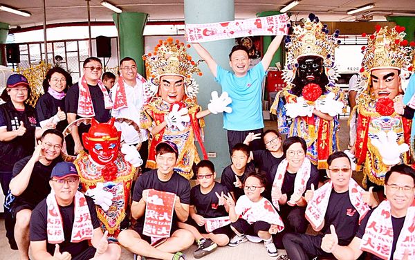 ▲桃園市副市長蘇俊賓今天帶領市府團隊為龍舟宣傳賽，會後與Q版神將大合影。（圖／市府新聞處提供）