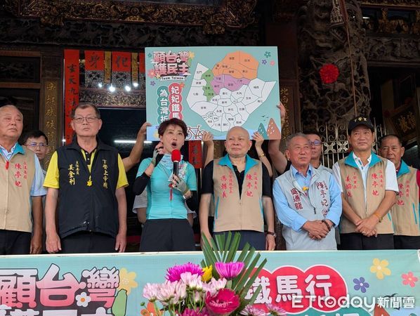 ▲立委陳亭妃率「妃妃鐵馬隊」從台南東山碧軒寺出發，展開為期3天的民主接力行動。（記者林東良翻攝，下同）