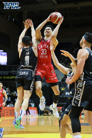 ▲新北國王林書豪、桑尼、沃許本，戰神雷蒙恩。（圖／TPBL職籃提供）