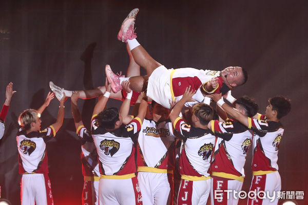 ▲世壯運閉幕，小螞蟻與輔大競技啦啦隊表演。（圖／記者林敬旻攝）