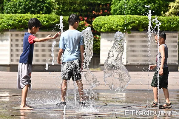 ▲▼熱浪,陽光,夏日,夏天,炎熱,兒童,孩童,暑假,天氣,極端氣候,高溫警示,中暑,酷暑,烈日,防曬,公園噴水池,戲水,悶熱,短袖,曬傷,天氣配圖。（圖／記者李毓康攝）